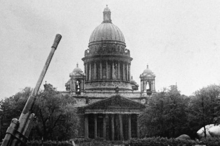 Русская Православная Церковь во время блокады Ленинграда: переполненные церкви, священники на флоте и благодарность от Сталина