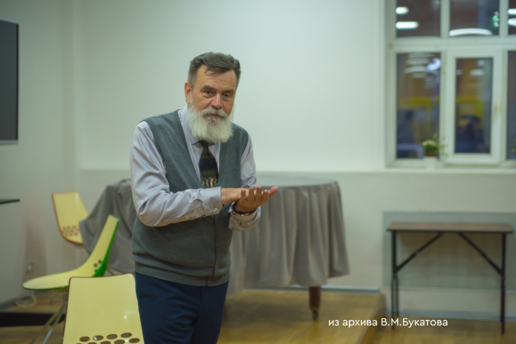 Играть на уроке? Необходимо!