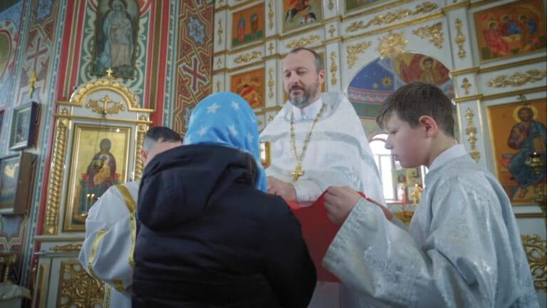 Кристина и робот Макс думают о духовной пище