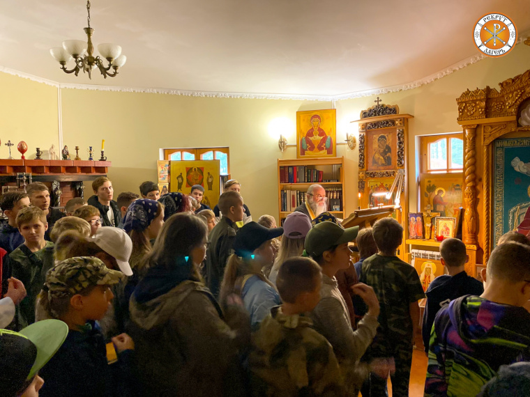 Служба в храме, православный лагерь
