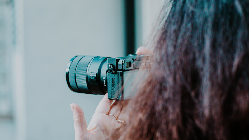 Девушка снимает на фотоаппарат