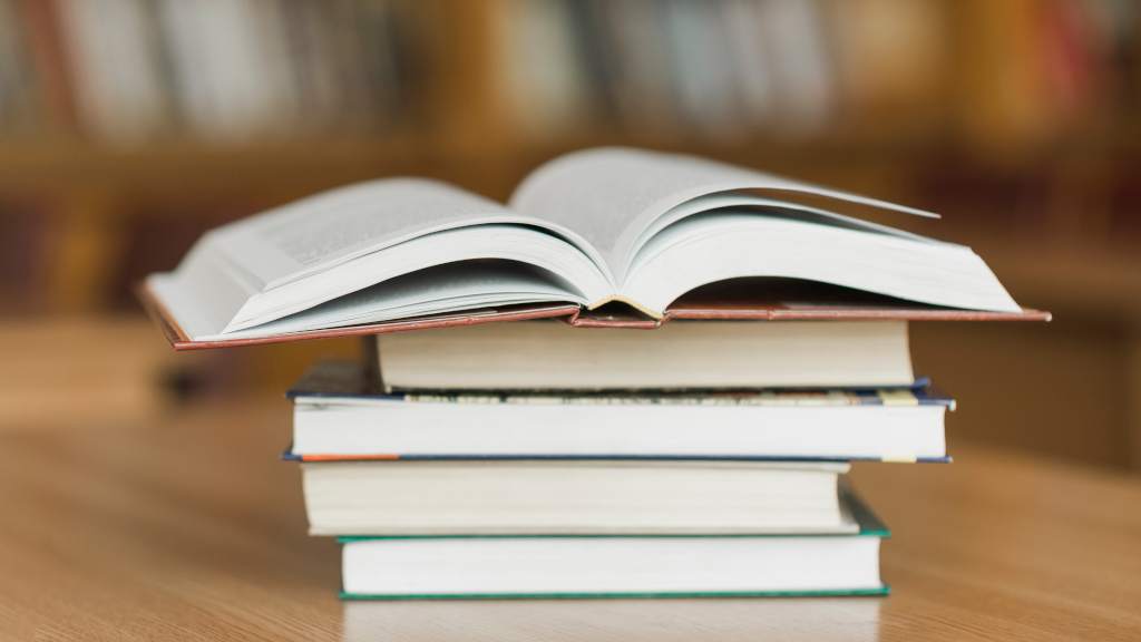 Минпросвещения представило список патриотических книг для школьников