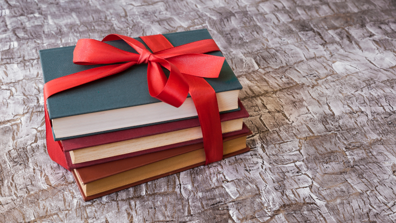 Стопка книг с бантом