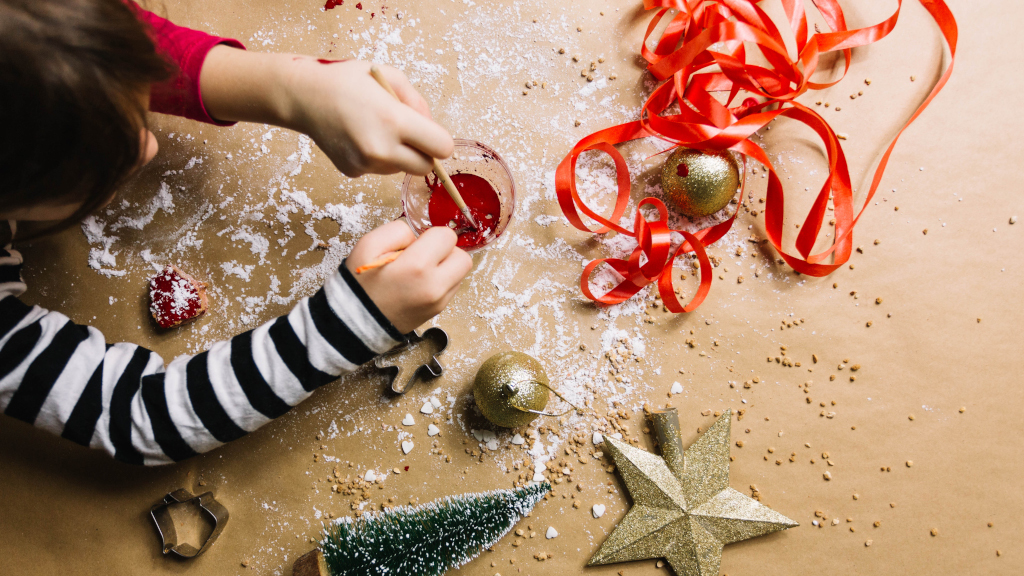 Как украсить класс и школу к Новому году: 26 идей для волшебного настроения