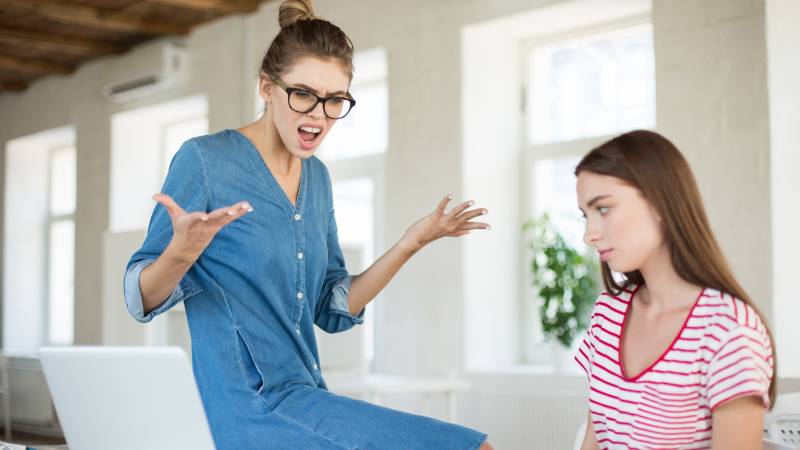 Две девушки общаются