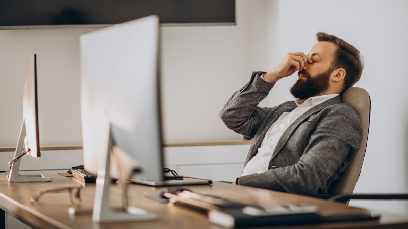 Мужчина в кресле на рабочем месте