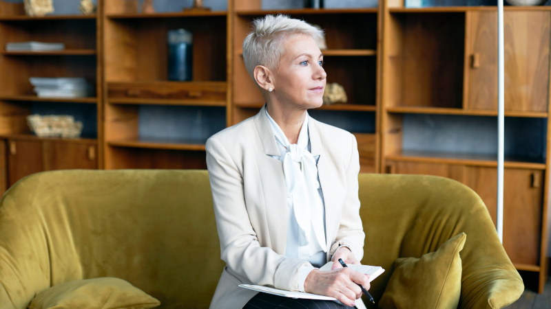 Женщина сидит на диване