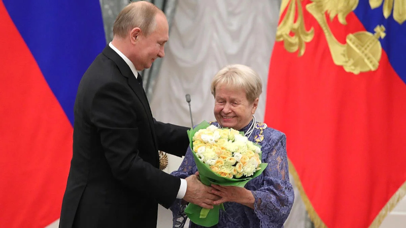 Награждение Александры Пахмутовой