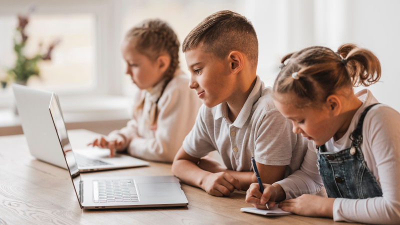 Дети с ноутбуком