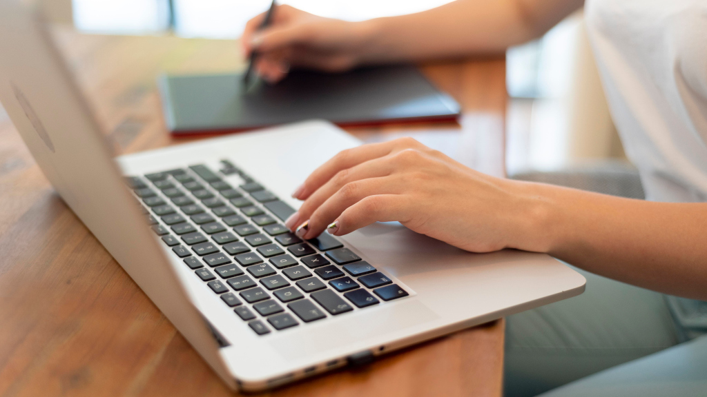 Девушка работает за ноутбуком