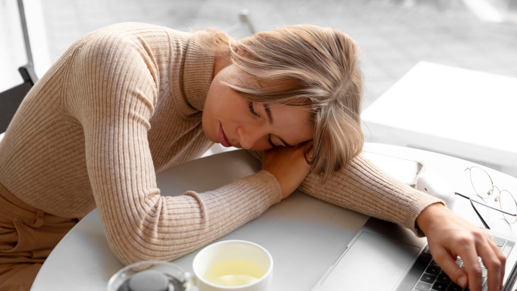 Девушка спит за столом