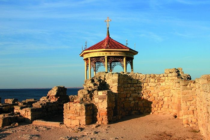 Купель, в которой крестился равноапостольный князь Владимир. Фотография О. Макарова.