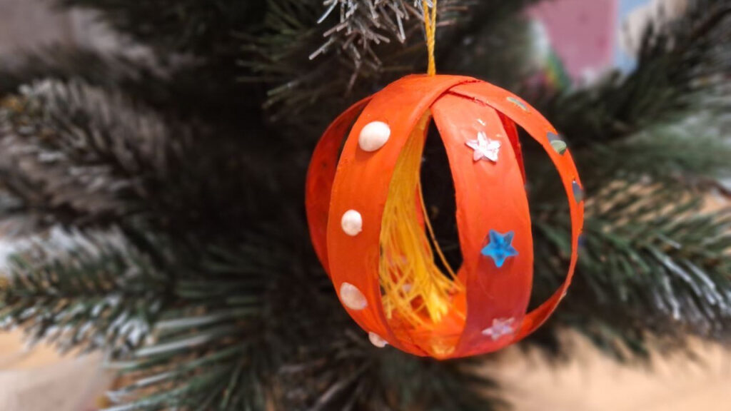 Поделка шарик из бутылки