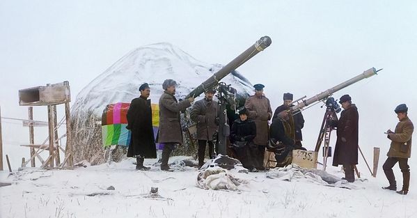 Наблюдение солнечного затмения 1/I 1907 г. близ ст. Черняево в горах Тянь-Шаня над Салюктинскими копями. Фото С. М. Прокудина-Горского.