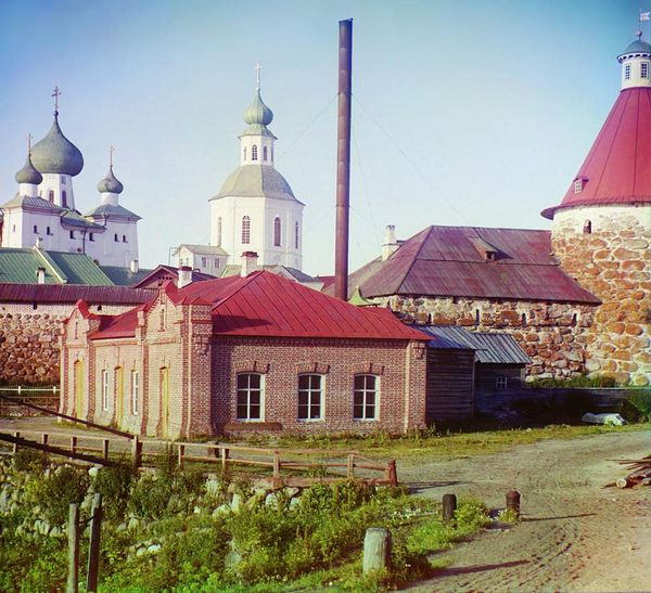 Электростанция, Спасо-Преображенский собор и Филипповская церковь. Соловецкий монастырь. Фото С. М. Прокудина-Горского. 1916 г.