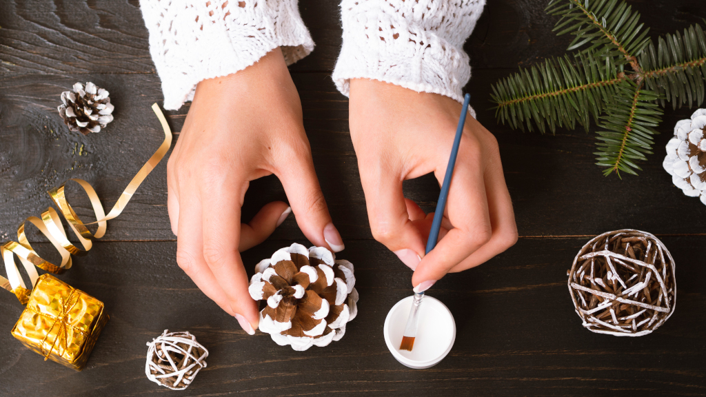 Экодекор своими руками: как создать новогодние поделки из вторсырья