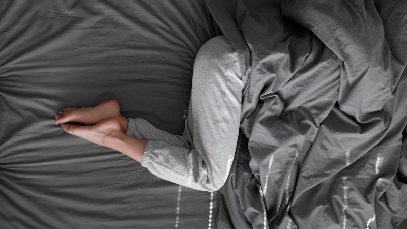 Лежит в кровате