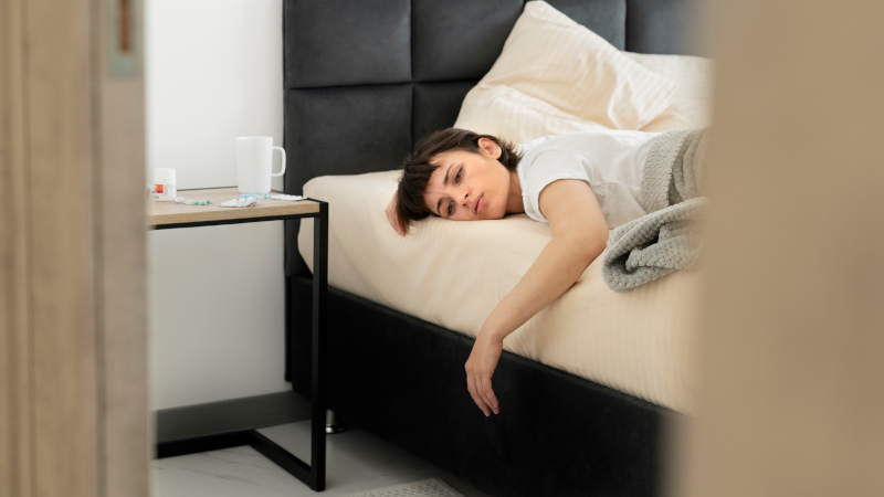 Девушка пытается заснуть