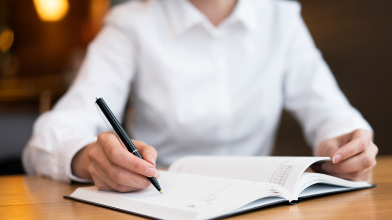 Записывает в тетрадь