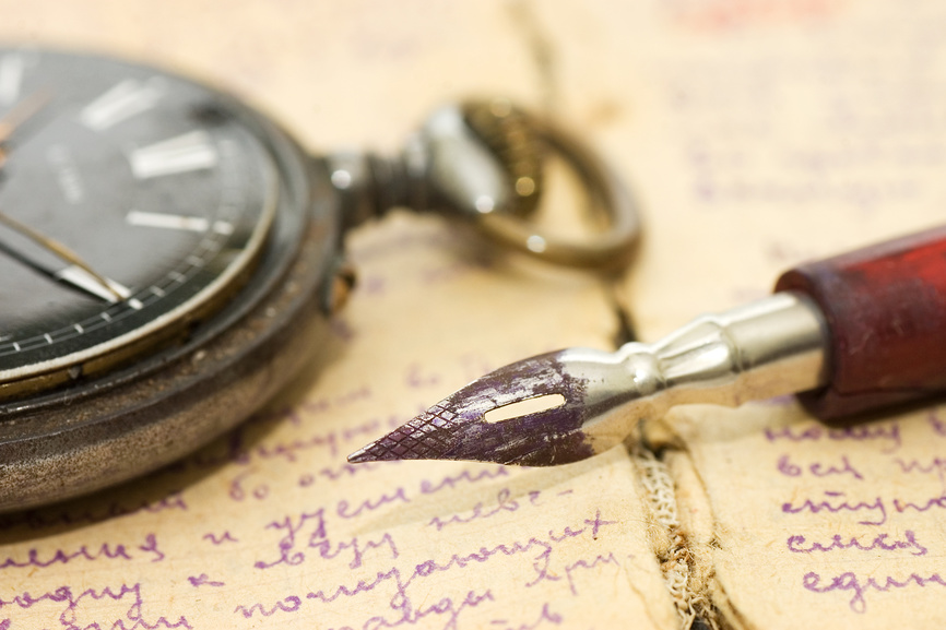 Перо для письма, старинные часы, рукописный текст