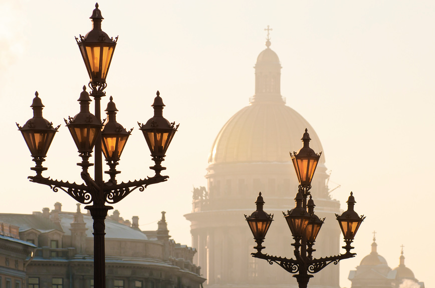 Фонари на Дворцовой площади на фоне купола Исаакиевского собора