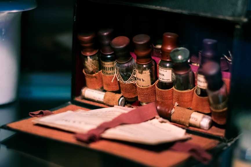Аптечка земского врача писателя Антона Павловича Чехова работавшего в Мелихово