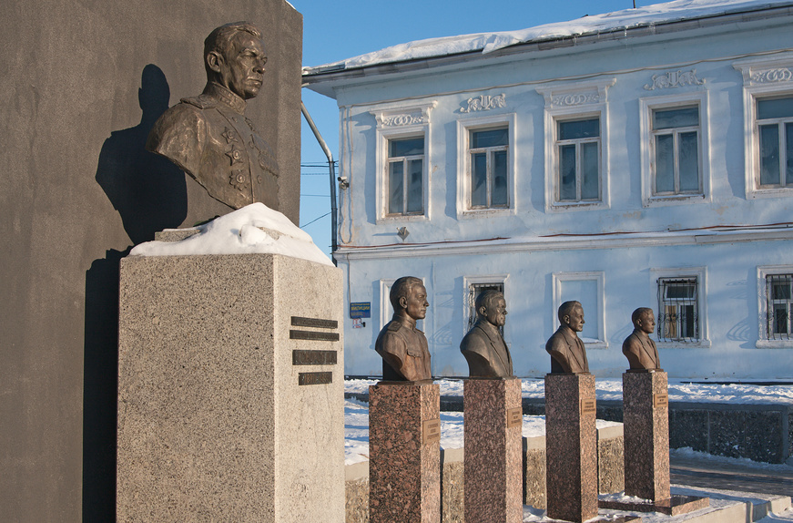 Город Елабуга, бюсты почетных граждан (2012 год)