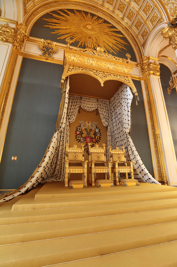 Трон в Андреевском зале Большого Кремлевского дворца в Москве