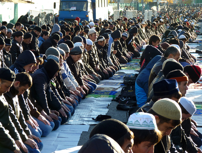 Мусульмане во время намаза
