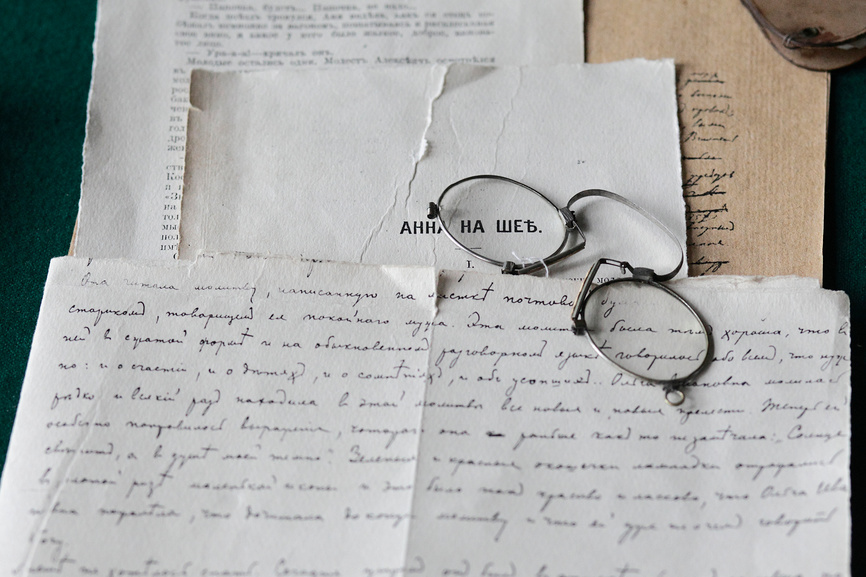 Письмо, на котором лежат очки