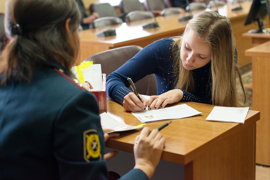 Девочка-подросток подписывает документы на получение паспорта (2014 год)