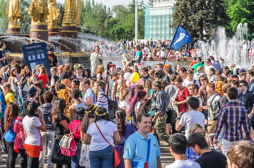 Участники фестиваля мыльных пузырей "Дримфлэш" на ВДНХ