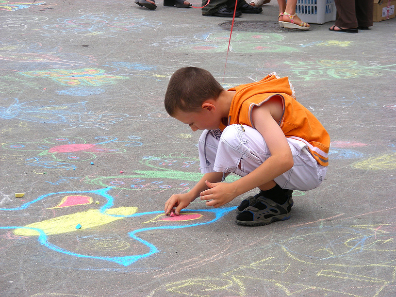 Дети рисуют мелками на асфальте на ВВЦ (ВДНХ) в Москве