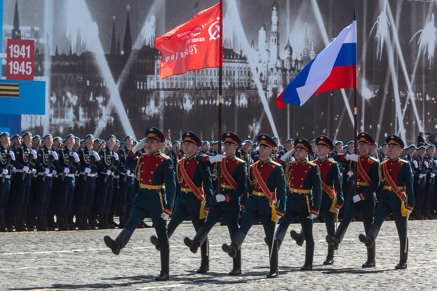 Парад Победы, знамённая группа, флаги России и СССР, Красная площадь, 1941–1945, почётный караул, торжественный марш.