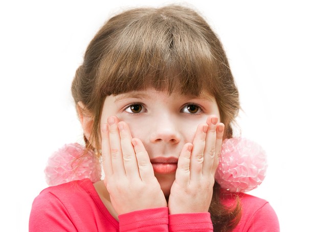 Девочка, испуг, руки у лица, розовые банты, розовая кофта, большие глаза, белый фон, эмоции, настороженность, ребёнок.