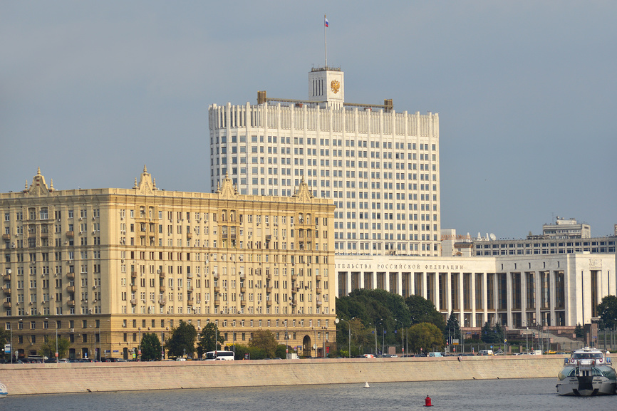 Одиннадцатиэтажный кирпичный жилой дом (Краснопресненская набережная, 2/1). Дом Правительства Российской Федерации (Краснопресненская набережная, 2). Пресненский район. Москва