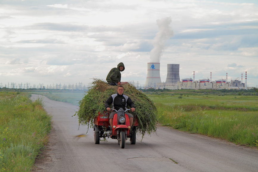 Доставка сена по дороге от Ростовской АЭС
