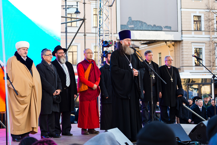 Представители различных конфессий на сцене, траурная акция, Санкт-Петербург, 6 апреля 2017