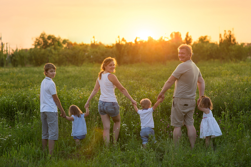 Большая семья с детьми