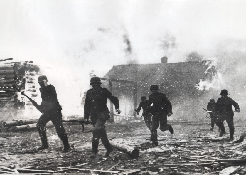 Немецкие захватчики жгут деревню.