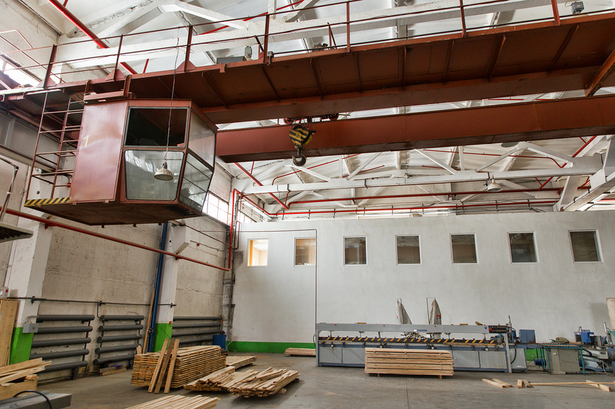 Мостовые краны с кабиной крановщика и крюками в многопролетном металлокаркасном цехе