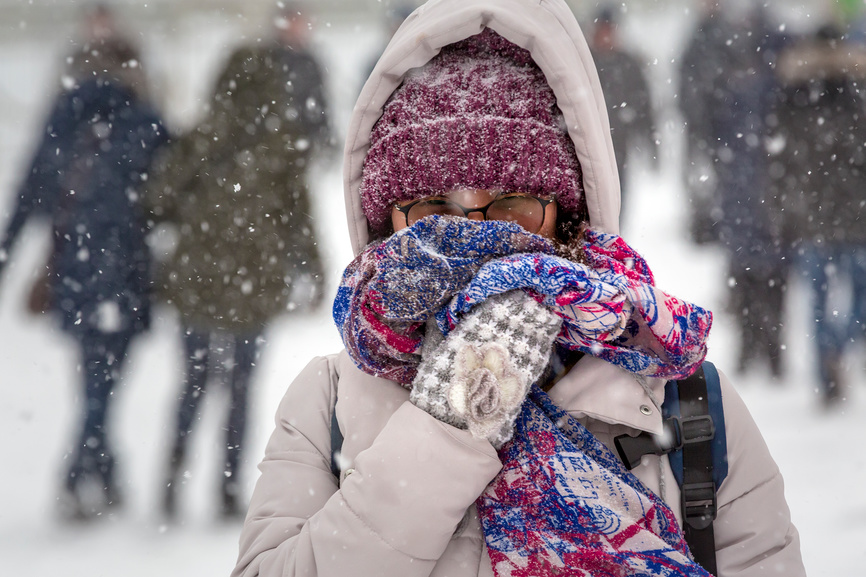 женщина на фоне заснеженной улицы
