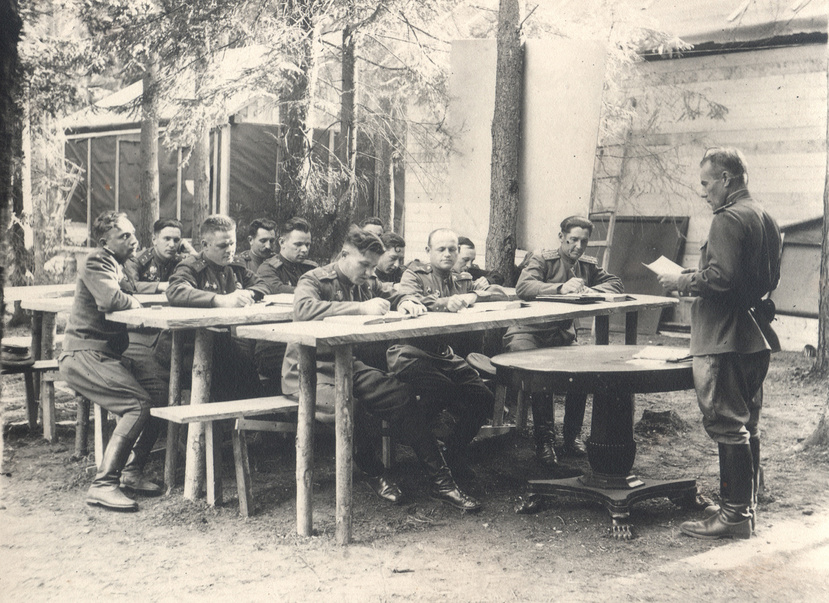 Офицеры Советской армии на полевых учениях