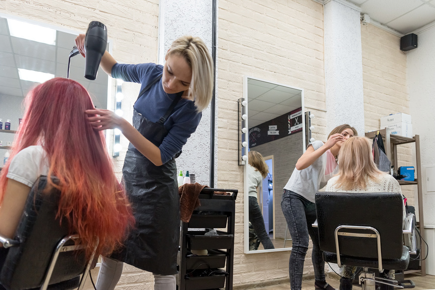 Процесс работы в парикмахерской.