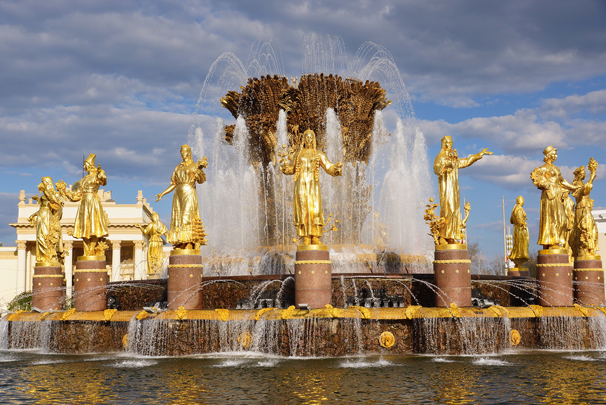 Фонтан «Дружба народов» на ВДНХ. Открыт в 1954 году. Проект К. Т. Топуридзе и Г. Д. Константиновского