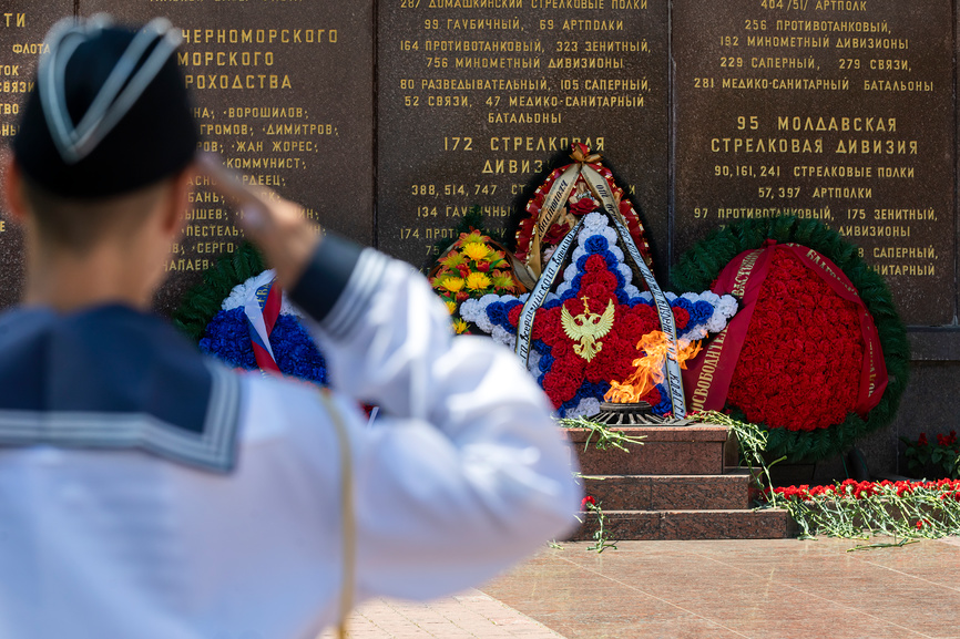 Почетный караул у Вечного огня и Мемориала обороны Севастополя