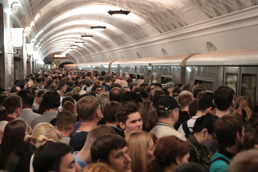 Толпа люде у пирона станции Курская московского метро