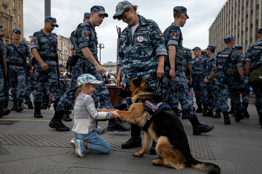Трогательный момент взаимодействия маленькой девочки и полицейской собаки.