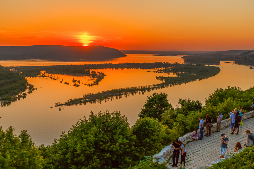 Вид на Волгу со смотровой площадки под Самарой, закат над Жигулевскими горами.