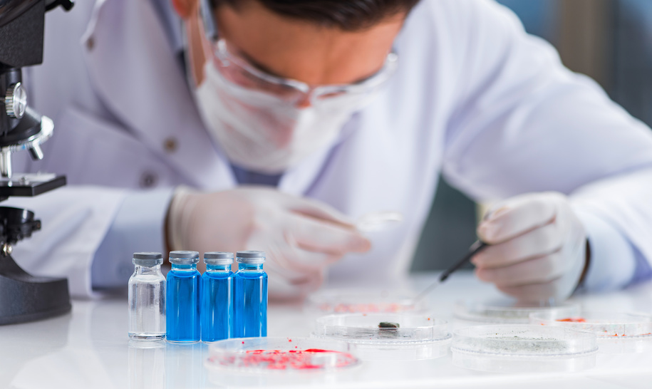Врач-мужчина работает в лаборатории над вирусной вакциной